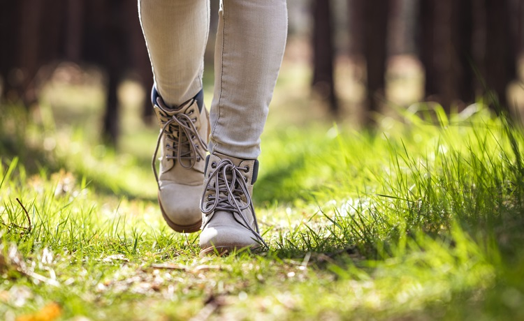 Voeten in het gras lopen naar u toe