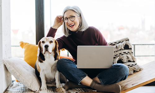 illustratie vrouw met hondje op de bank