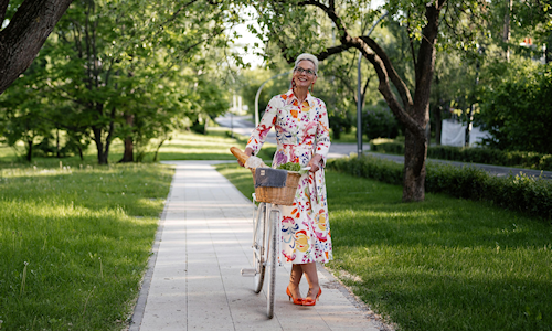 illustratie vrouw met fiets in het park